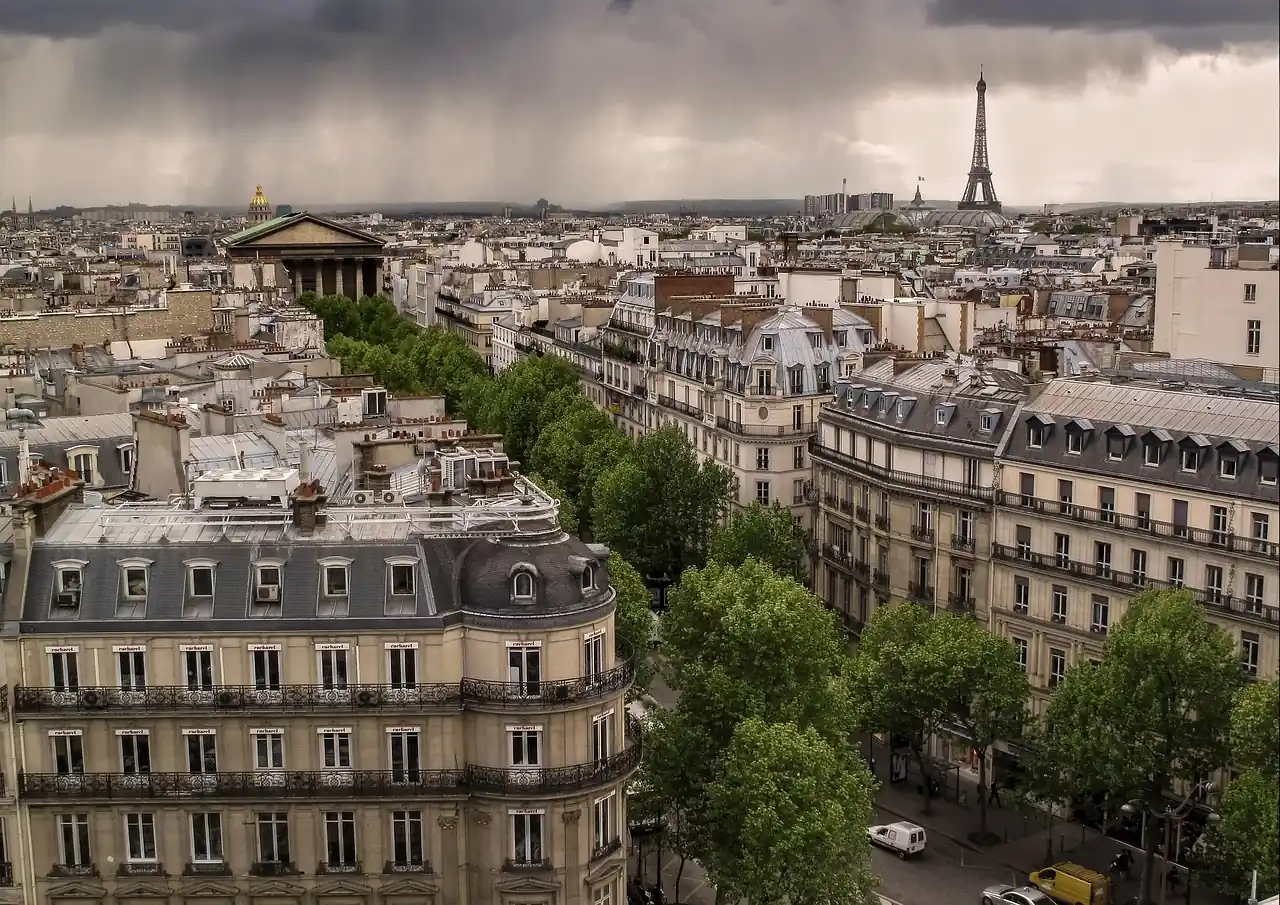 Toits de Paris vus d'en haut sous un ciel chargé